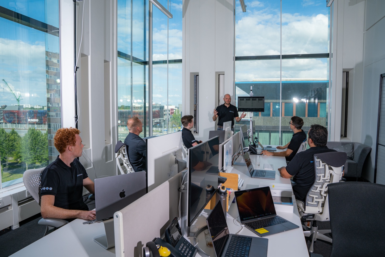 Cloudcarrier team aan iMacs